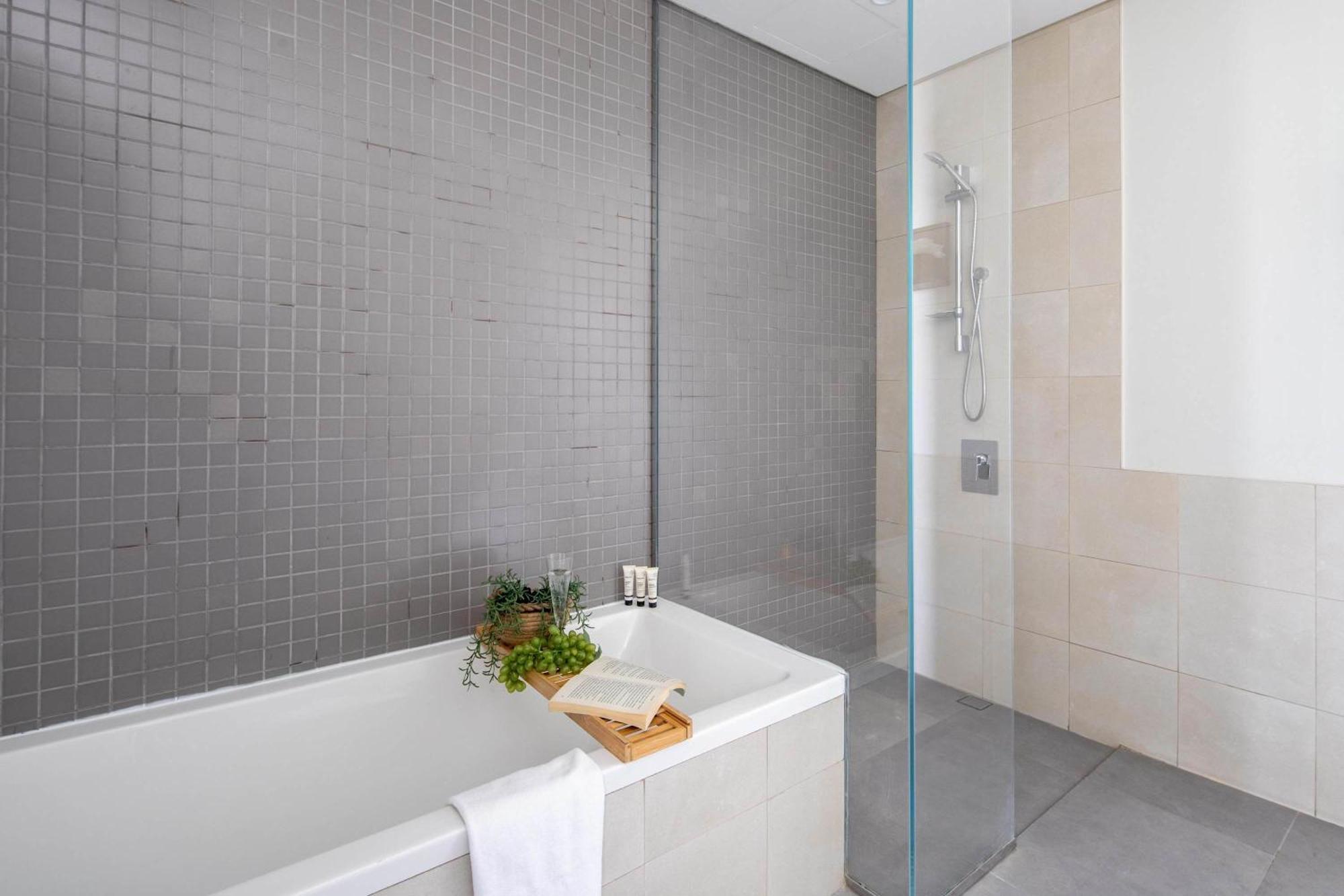 Frank Porter - 1 Residences 1 * Dubai